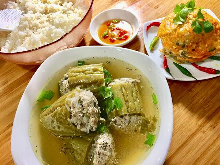 Bát canh khổ qua nhồi thịt bên đĩa cơm và chén nước mắm ớt