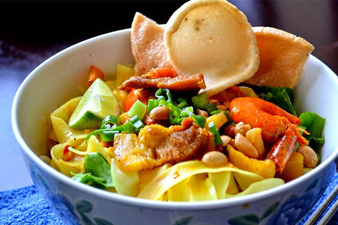 Tô mì Quảng với thịt gà, rau sống, đậu phộng và bánh tráng