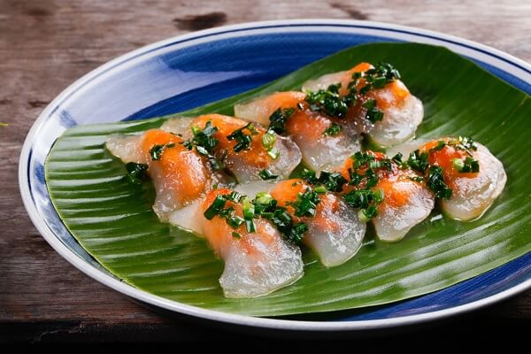 Đĩa bánh bột lọc trần trên lá chuối rưới mỡ hành