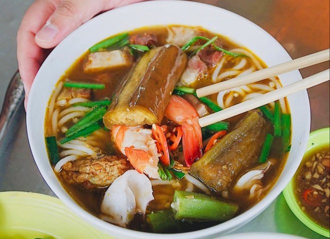 Tô bún mắm với tôm, mực, cà tím, heo quay và rau hẹ
