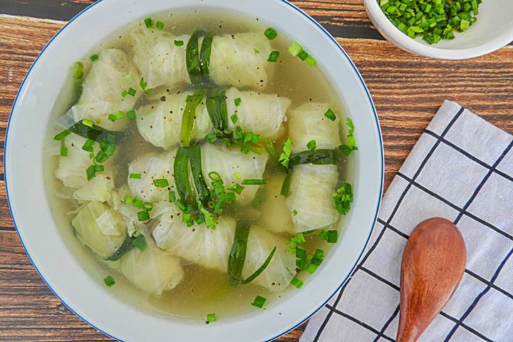 Bát canh cải với thịt bằm vo viên và hành lá