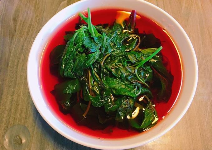 Bát canh rau dền đỏ với nước canh màu đỏ tím