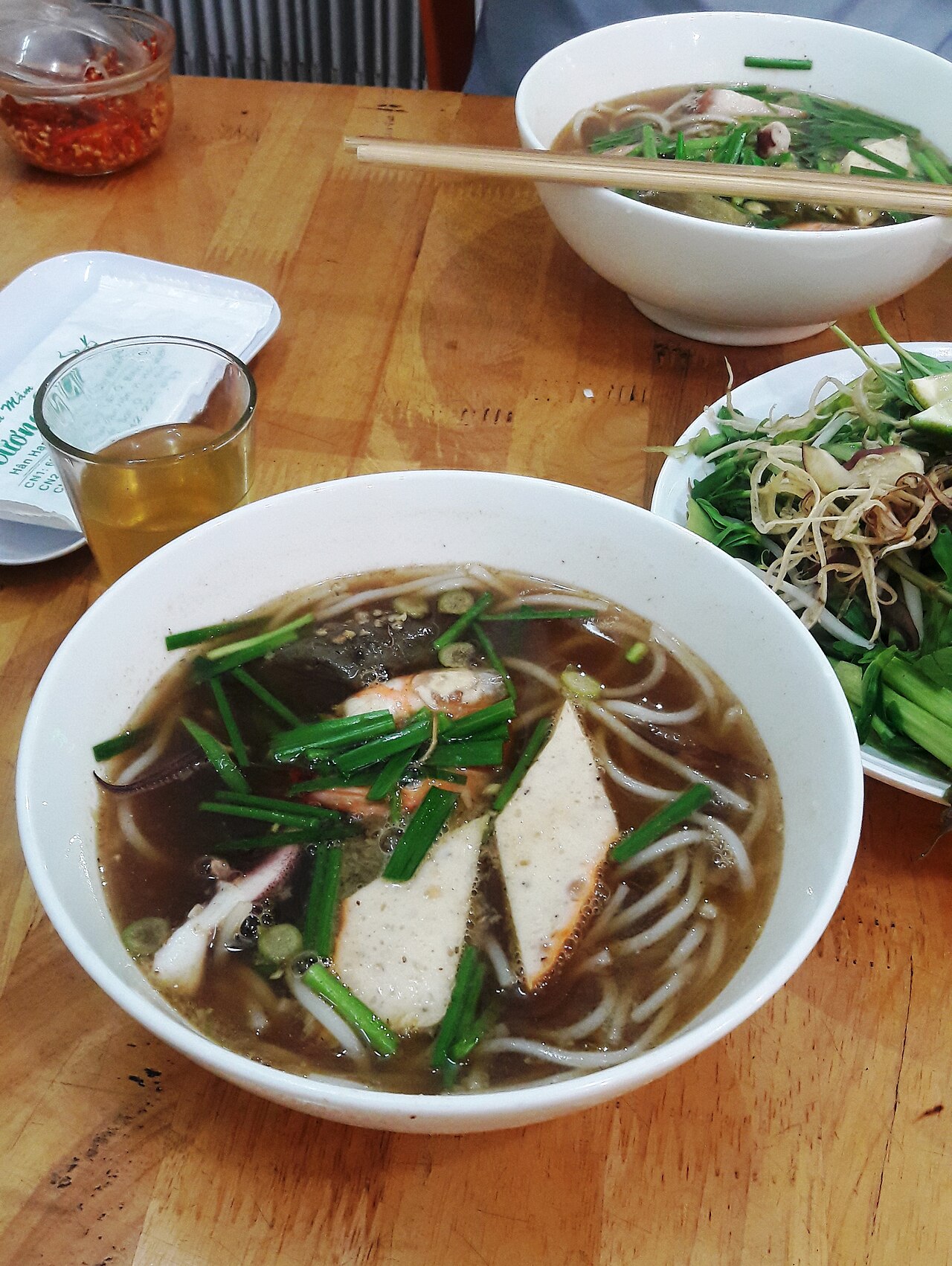Hai tô bún mắm bên đĩa rau sống và chén nước chấm