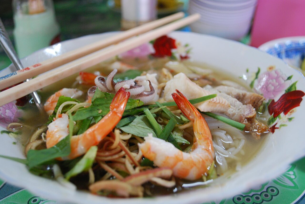 Tô bún mắm miền Tây với tôm, mực, cà tím và hẹ