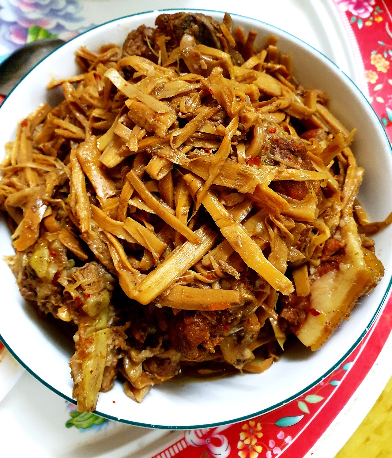Tô thịt heo kho măng khô sợi trên mâm cơm