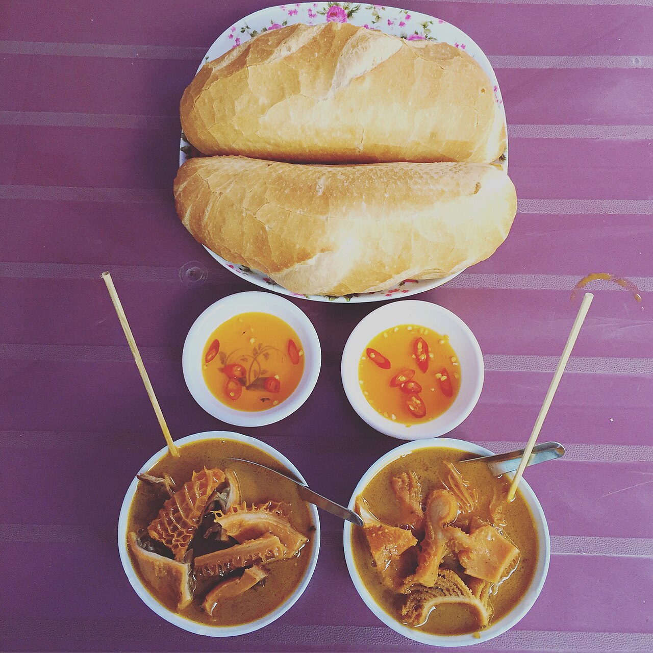 Hai chén phá lấu bò nước cốt dừa ăn kèm bánh mì