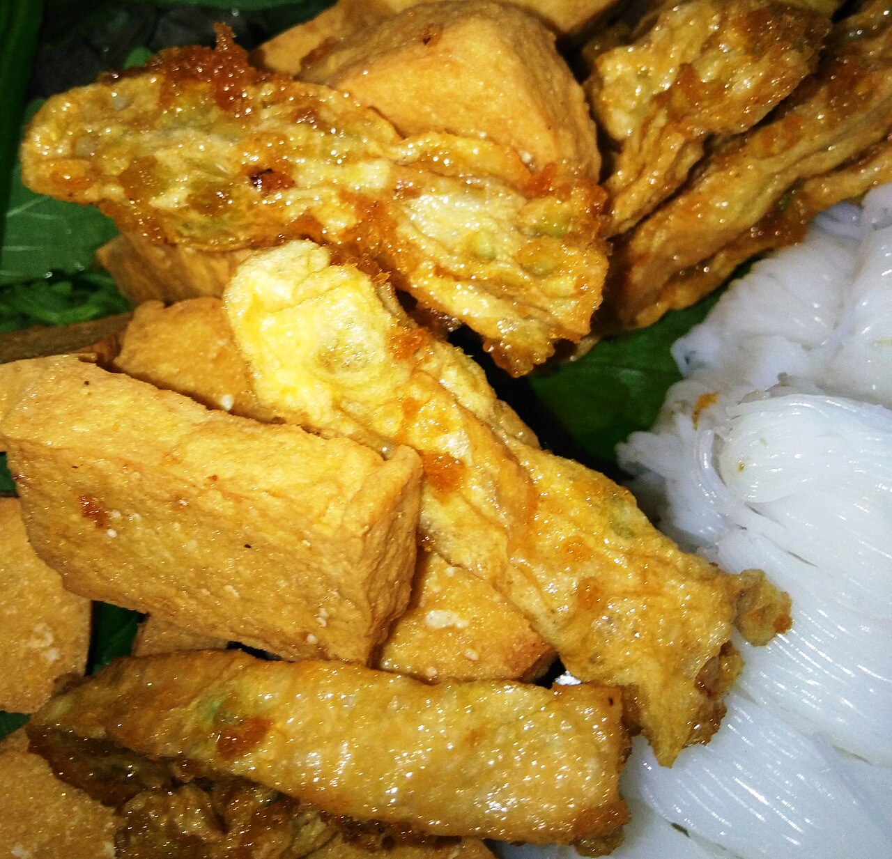 Đậu phụ rán vàng giòn cắt miếng vuông
