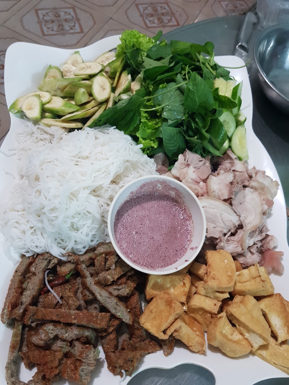 Mẹt bún đậu mắm tôm gồm bún lá, đậu rán, lòng, thịt luộc và chén mắm tôm