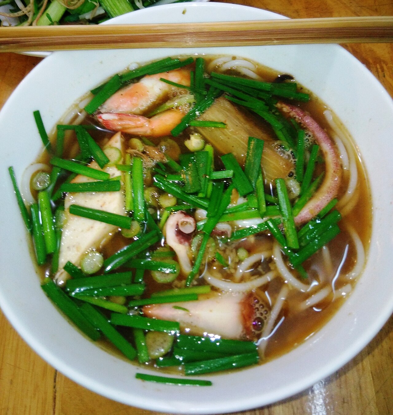 Tô bún mắm với tôm, heo quay, cá và hẹ